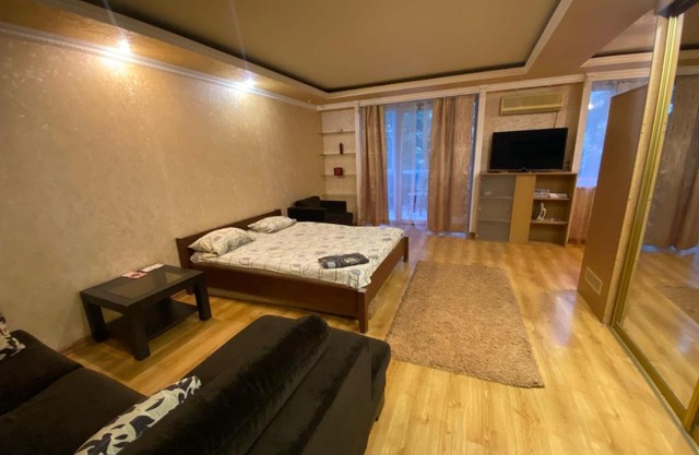 Однокомнатная квартира студия с панорамным балконом возле центр.площади Ленина