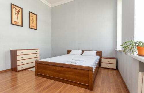 Простора 3 кімнатна біля Майдану Незалежності