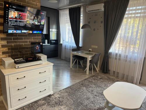 Просторі LUX апартаменти на центральному проспекті, програвач вінілу з платівками, великий Smart TV,преміум-підписки YouTube та онлайн-кінотеатрів , кавомашина, відкритий балкон, ЗВІТНІ ДОКУМЕНТИ