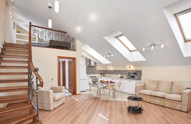 Уникальный двухуровневый пентхаус с террасой (центр)