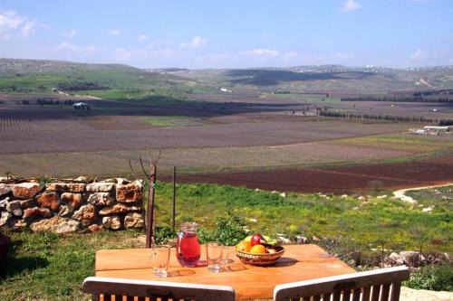 אביב בכרם - בקתות כפריות מקסימות עם ג'קוזי מול נוף מדהים