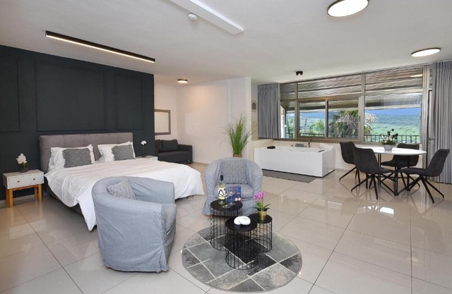 אדם וחווה - סוויטות מפנקות עם ג'קוזי פרטי ובריכה במתחם מול נוף גלילי מושלם