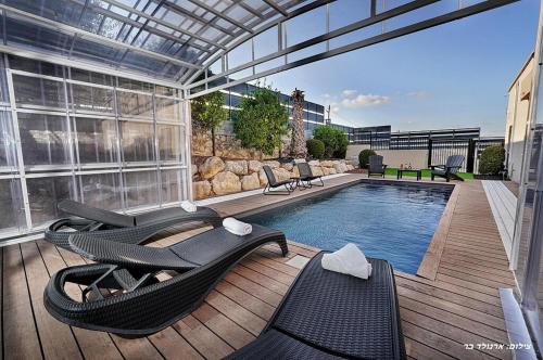 אחוזת נוף מרגליות - וילה מהממת עם 3 חדרי שינה ובריכה פרטית במרגליות