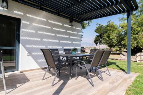 אצל אהרונ'ק Aronek's Place