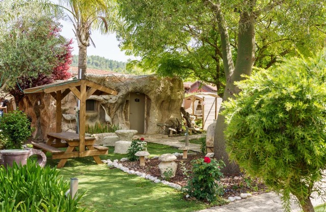 בקתות אירוח המערות - מושב חוסן מרשת V CLUB