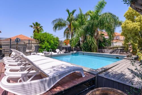 בקתות ילוז של רשת לב הגולן - 6 צימרים מקסימים עם בריכה משותפת ליד הכנרת