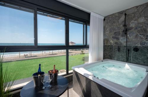 מבנים בים 77 Suites at sea