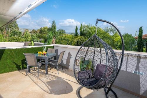 סוויטות לוגאסי - דירות אירוח נעימות עם מרפסת פרטית מול הנוף