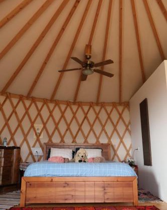 צלילי השקט- היורט מול הנוף