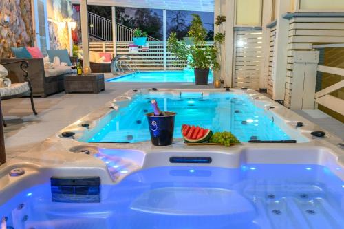 שקד באופק - וילה מקסימה עם 2 בריכות וג'קוזי מול החרמון