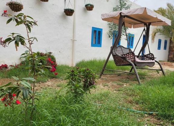 المنزل اليوناني مع حديقتين ومدخل سيارة