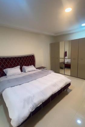 شقة بغرفة نوم ومجلس بعنيزة