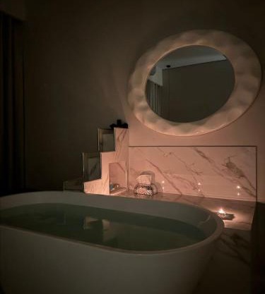 غرفة ببانيو مع صالة 9 من أرام ريزدنس by ARAM Residence