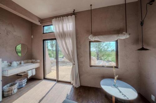 宮古島の自然豊かで静かなエリアroom1オリジナルインテリア小物が溢れる空間