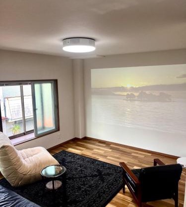 映画館みたいなお部屋で非日常体験 キッチン付きで家族も安心 1日1組限定貸切ステイ シンカイハウス