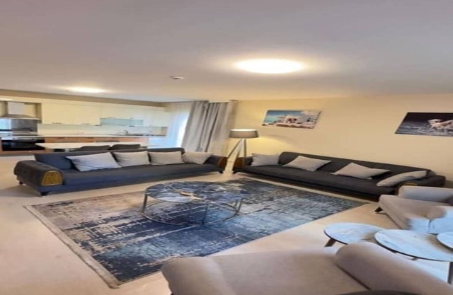 شقة صمن مجمع راقي وهادئ وآمن توفر لكم هذه الشقة جميع وسائل الراحة