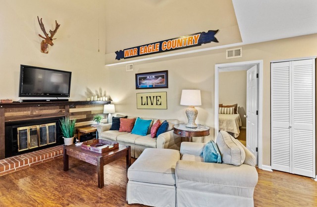 0.2 Miles to Downtown Auburn! Pet friendly AU Townhome Sleeps 10!