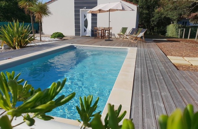 008 - Pretty contemporary villa with pool