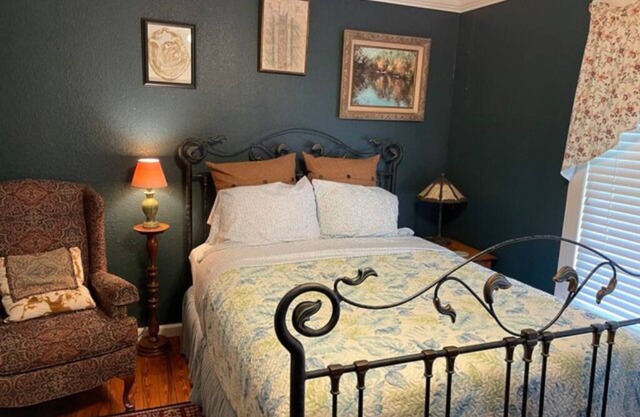 04) The Ocali Room w/queen bed