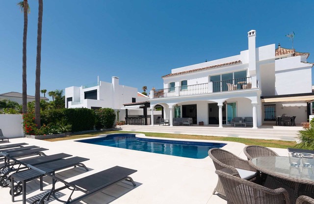 09 - 5 Bed Luxury Villa walking distance to the be