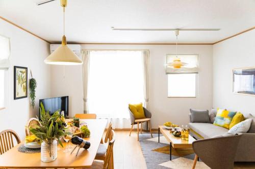 1棟家貸し切り!潮騒の中で異国情緒溢れるリゾート地「北谷」を満喫:)