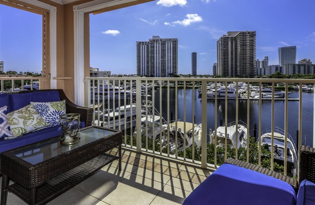 1/1 Intercostal view @ The Yacht Club At Aventura