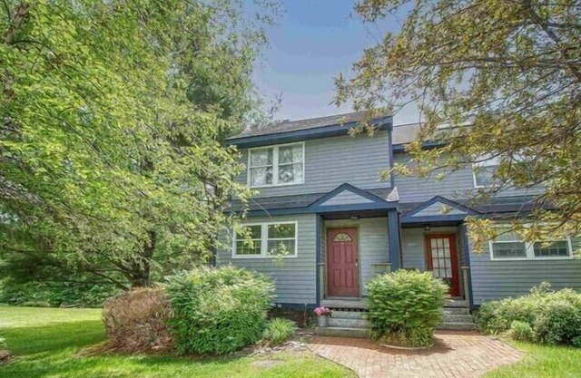 1.5 miles to Mount Snow ski resort and minutes to area golf courses .