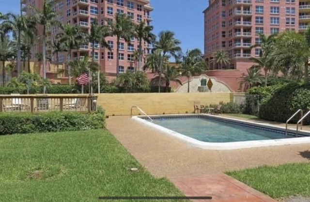 1 B/R Condo - Prime Location & 1 Minute Walk To Ocean Beach, Restaurants & Bars