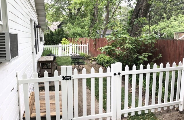 1 bed/1 bath, 1.5 blocks to beach/town, dog friendly, fenced yard