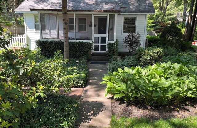 1 bed/1 bath, 1.5 blocks to beach/town, dog friendly, screened prch, fenced yard