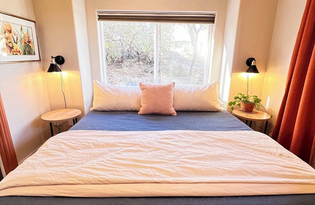 1 Bed/1 Bath Cottage King Bed Fireplace Yard Pets OK Quiet Private