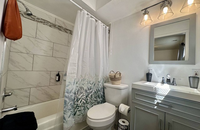 1 bed/1 bath furnished apartment mins from hospitals, sports & airport