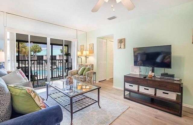 1 Bed/1Bath, Pool View Condo, Walk to #1 Siesta Beach.