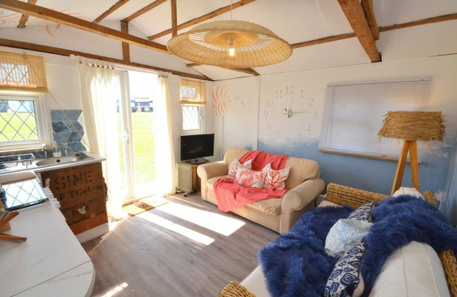1 Bed Chalet - Sleeps 4 - Pets, Parking, Wifi