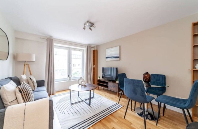 1 Bed Flat by St Katharine Docks