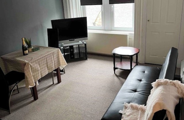 1 bed Flat With Basic Furnishings & White Goods