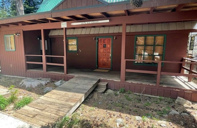 1 bed + kids room, 2 bath, sleeps 4 adults. West End of Donner Lake DLR#105