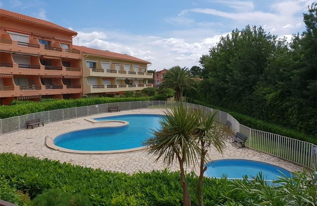1-Bedroom Apartment with Pool and Parking, Sleeps 4, near the beach in Argelès-sur-Mer