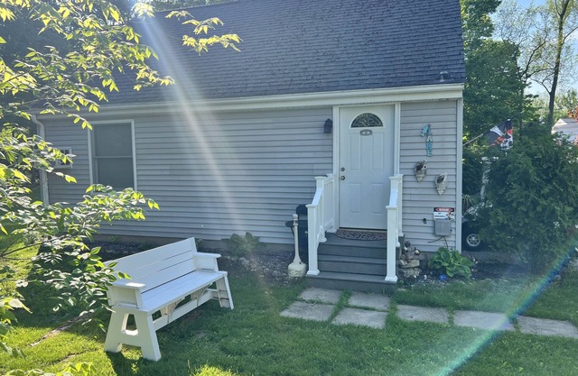 1 Bedroom Cottage with Full Kitchen, Full Bath, W&D Walking distance to downtown