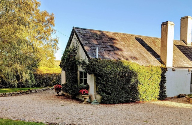 1 bedroom cottage with stunning countryside views (sleeps 3)