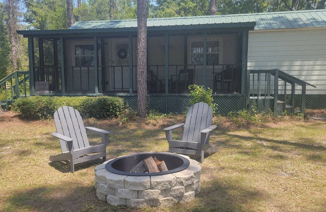 1 bedroom tiny house 8 minutes from Spirit of the Suwannee Music Park.