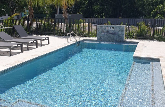 1 bedroom walking distance to the beach!