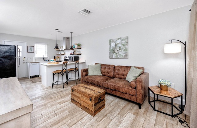 1 block to dwnt/7min to beach/King bed/Free parking