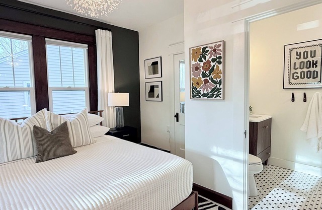 🔴⚪️ 1 Block to Tailgate Fields 🔴⚪️ Hot Tub Fire Pit - Private Yard - Grill