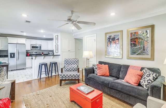 1 Block to The Square: Oxford Condo!