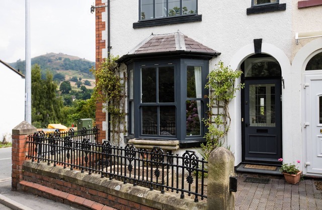 1 BODWEN VILLAS, pet friendly, with a garden in Llangollen