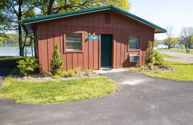 1 BR 1 Bath Lakeside Cottage Retreat