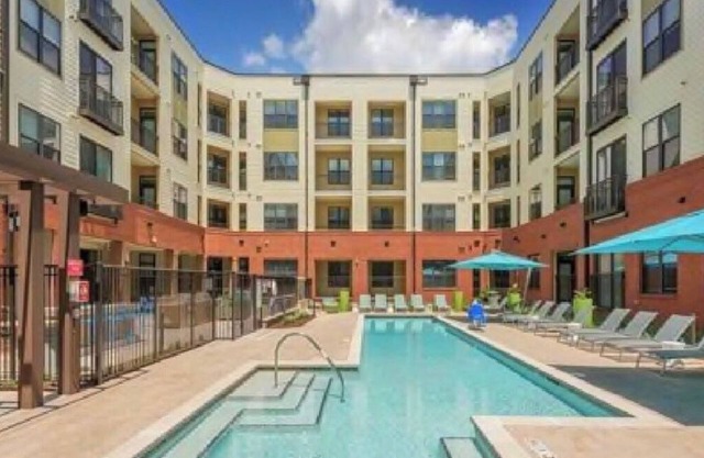 1 BR Rental Unit* W/Skyline View* Free Parking