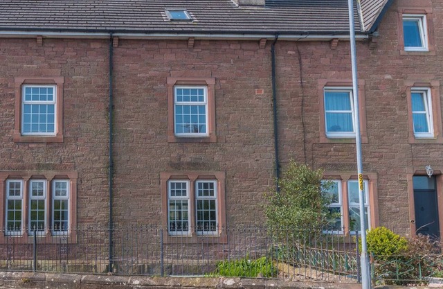 1 CLEATOR GATE, pet friendly, character holiday cottage in Cleator