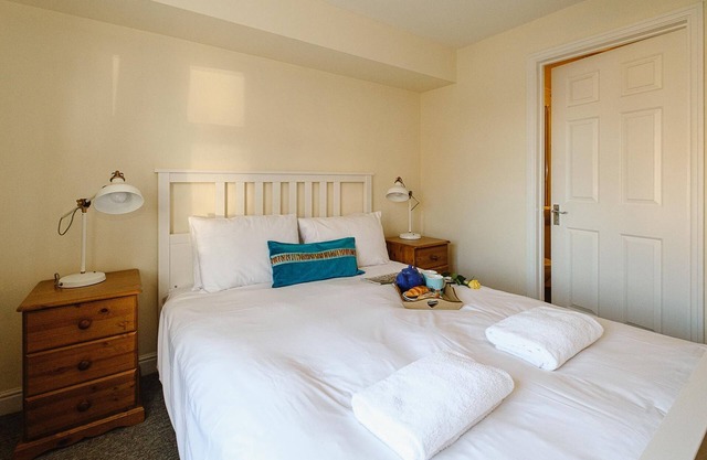 1 Coastguard Court - sleeps 2 guests in 1 bedroom